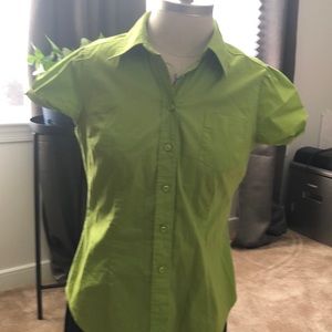 Green short sleeve bottom down shirt sz s